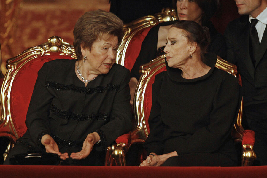 Вдова первого президента РФ Наина Ельцина и балерина Майя Плисецкая (слева направо на&nbsp;первом плане) на&nbsp;церемонии открытия после реконструкции исторической сцены Государственного академического Большого театра, 28&nbsp;октября 2011&nbsp;года