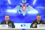 Начальник Главного ракетно-артиллерийского управления министерства обороны России, генерал-лейтенант Николай Паршин и официальный представитель министерства обороны России генерал-майор Игорь Конашенков во время брифинга министерства обороны России касательно крушения самолета Boeing 777 авиакомпании Malaysia Airlines на востоке Украины, 17 сентября 2018 года