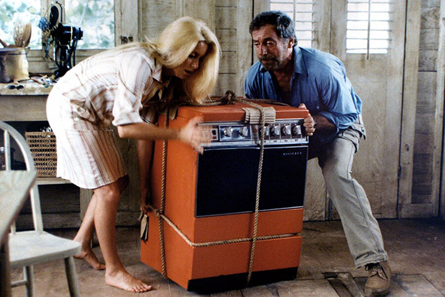 Актеры Катрин Денев и Ив Монтан в&nbsp;фильме &laquo;Дикарь&raquo; (1975)
