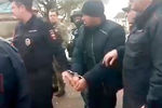 Подозреваемый в совершении поджога в двухэтажном жилом доме №13 на улице Ленинской во время задержания
