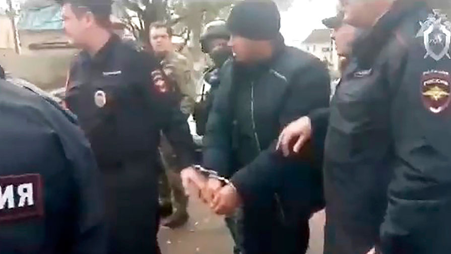 Подозреваемый в&nbsp;совершении поджога в&nbsp;двухэтажном жилом доме №13 на&nbsp;улице Ленинской во время задержания
