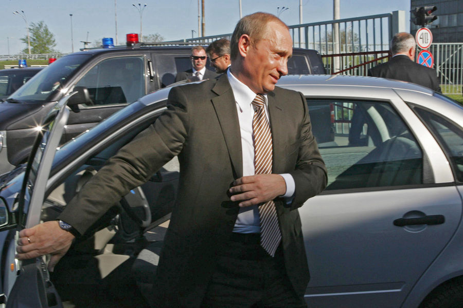 Президент России Владимир Путин у&nbsp;автомобиля &laquo;Калина&raquo; на&nbsp;испытательном треке завода &laquo;АвтоВАЗ&raquo;, 2007&nbsp;год