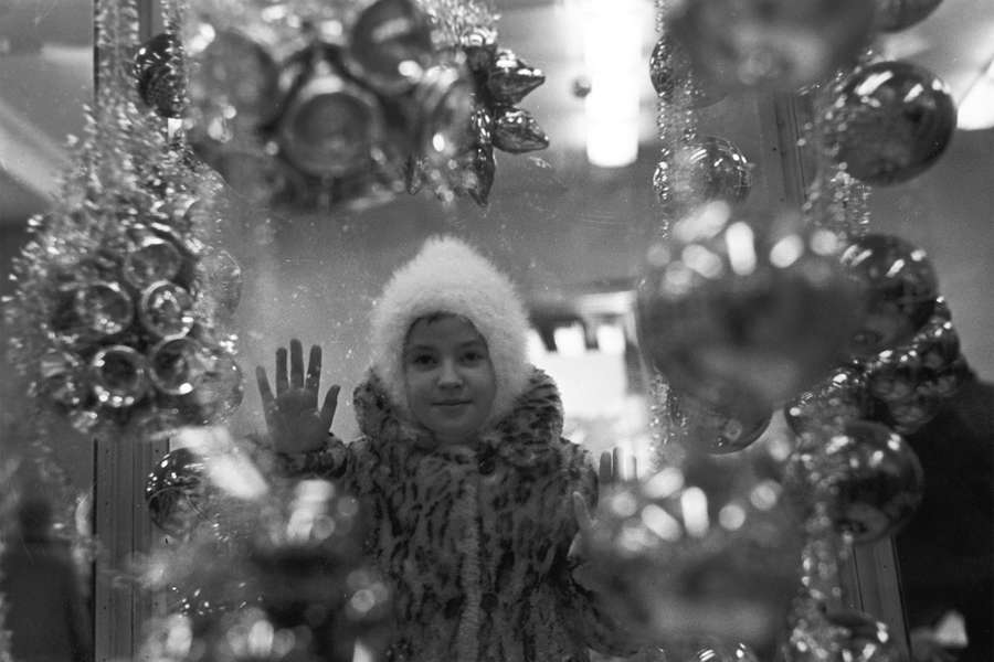Девочка у&nbsp;витрины московского универсального магазина &laquo;Детский мир&raquo;, 1967&nbsp;год