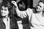 История была отчасти вдохновлена судьбой сына премьер-министра Великобритании Маргарет Тэтчер, который, будучи автогонщиком, пропал в Сахаре во время ралли в 1982 году. Однако нашумевшая история не помогла. Фильм провалился повсюду, а Брук Шилдс стала единственной актрисой в истории, номинированной на «Золотую малину» в категории «Худший актер второго плана».
<br><br>На фото: Брук Шилдс c матерью на пресс-конференции в Тель-Авиве во время съемок фильма «Сахара» в Израиле, 1982 год
