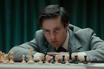 <b>«Жертвуя пешкой», 2014, реж. Эдвард Цвик</b>
<br><br>
Байопик американского шахматиста Бобби Фишера «Жертвуя пешкой» стал последней крупной ролью Магуайра перед длительной паузой в карьере: после нее он лишь принял участие в озвучании мультфильма «Босс-молокосос», а полноценно на большие экраны вернулся только в 2020-х — в кинокомиксе «Человек-паук: Нет пути домой» и шазелловском «Вавилоне». Фильм Эдварда Цвика рассказывает о противостоянии Фишера с лучшими советскими гроссмейстерами во время Холодной войны, кульминацией которого в 1972 году стал матч за звание чемпиона мира против Бориса Спасского.
