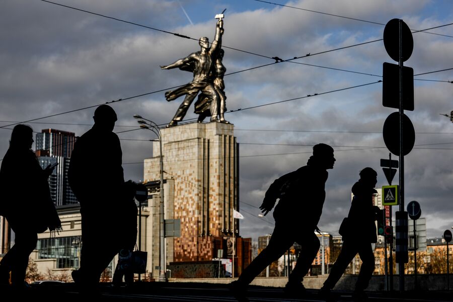 Прохожие на&nbsp;фоне памятника Веры Мухиной &laquo;Рабочий и колхозница&raquo; в&nbsp;Москве, 8&nbsp;ноября 2025&nbsp;года