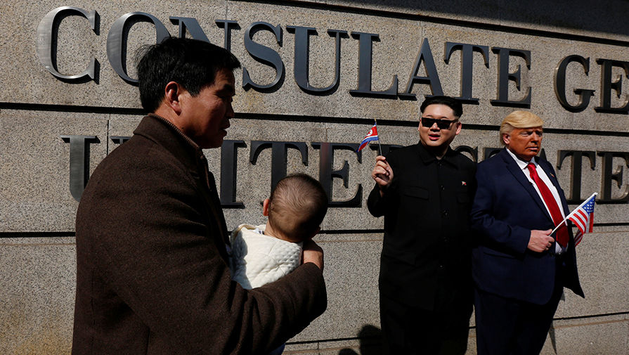 Howard, 37, an Australian-Chinese who is impersonating North Korean leader Kim Jong-un, and Dennis Alan of Chicago, 66, who is impersonating U.S. President Donald Trump, pose outside U.S. Consulate in Hong Kong, China January 25, 2017. REUTERS/Bobby Yip
