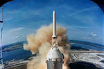 Запуск ракеты «Сатурн-5» с пилотируемым кораблем «Аполлон-11» с территории космического центра Кеннеди во Флориде, 16 июля 1969 года