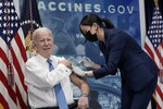 Президент США Джо Байден в третий раз ревакцинируется от COVID-19 перед началом пресс-конференции в Белом доме, 2022 год