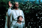 <b>Кадр из фильма «Мио, мой Мио» (1987)</b>
<br><br>
В 1988 году оценить талант 13-летнего Кристиана Бэйла смогли советские школьники. Тогда в стране вышла экранизация сказки Астрид Линдгрен с участием советских, британских и скандинавских актеров «Мио, мой Мио», в которой одну из главных ролей (мальчика Юм-Юма) сыграл английский школьник Кристиан Бэйл, отобранный режиссером Владимиром Грамматиковым.