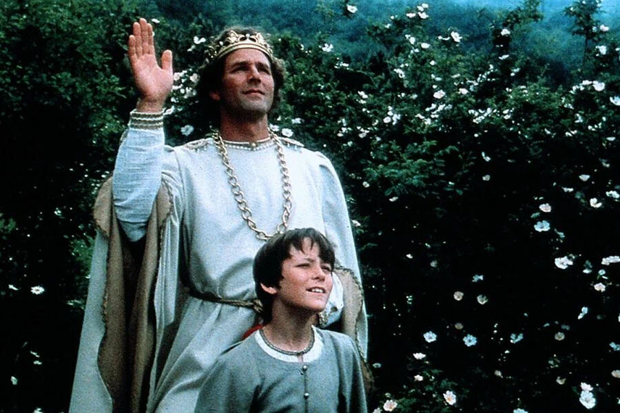<b>Кадр из&nbsp;фильма «Мио, мой Мио» (1987)</b>
<br><br>
В&nbsp;1988 году оценить талант 13-летнего Кристиана Бэйла смогли советские школьники. Тогда в&nbsp;стране вышла экранизация сказки Астрид Линдгрен с&nbsp;участием советских, британских и скандинавских актеров «Мио, мой Мио», в&nbsp;которой одну из&nbsp;главных ролей (мальчика Юм-Юма) сыграл английский школьник Кристиан Бэйл, отобранный режиссером Владимиром Грамматиковым.