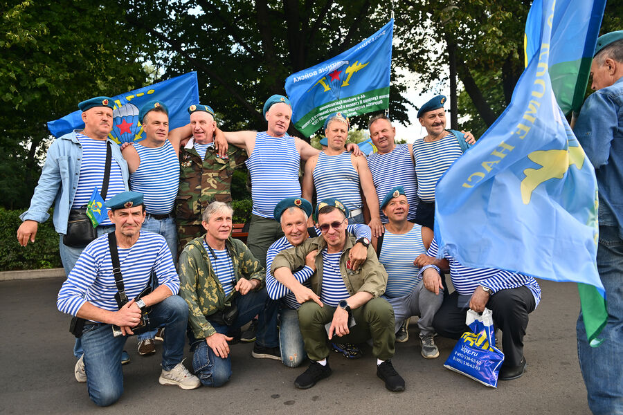Ветераны-десантники во время празднования Дня Воздушно-десантных войск в&nbsp;Парке Горького в&nbsp;Москве, 2&nbsp;августа 2024&nbsp;года