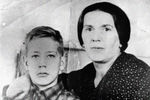 Владислав Крапивин с мамой Ольгой Петровной, 1950 год