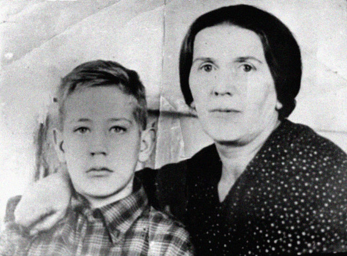 Владислав Крапивин с мамой Ольгой Петровной, 1950 год