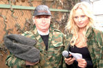 Юморист Леон Измайлов и телеведущая Дана Борисова во время военно-патриотической акции &laquo;Первый канал в&nbsp;армии&raquo;
