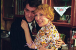 <b>Инна Чурикова и Валерий Гаркалин на съемках фильма «Ширли-мырли» (1995)</b>
<br><br>
Тетю-маму Василия Кроликова сыграла Инна Чурикова. Поначалу она считала, что этот образ не для нее, и предлагала на свое место Нонну Мордюкову. Но режиссер настоял. Мордюковой же досталась роль работницы ЗАГСа.
<br><br>
У Чуриковой сложились дружеские отношения с Гаркалиным. Их гримерки располагались рядом, и коллеги нередко вместе чаевничали, обсуждая разные темы.
