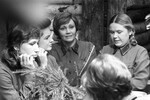 Лариса Лужина (в центре) в роли Нади на съемочной площадке фильма «Небо со мной», 1974 год