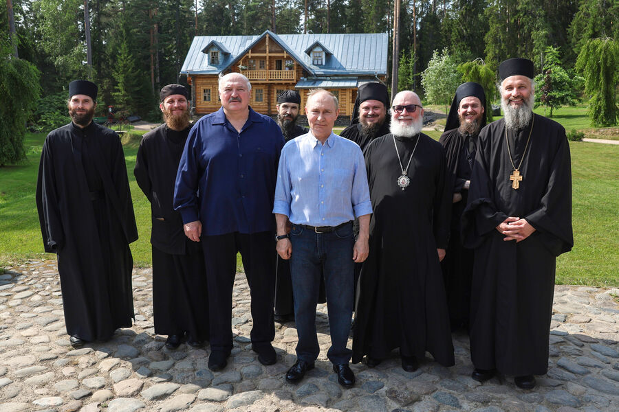 Президент РФ Владимир Путин и президент Белоруссии Александр Лукашенко во время посещения Смоленского скита Спасо-Преображенского Валаамского ставропигиального мужского монастыря, 1&nbsp;августа 2025&nbsp;года