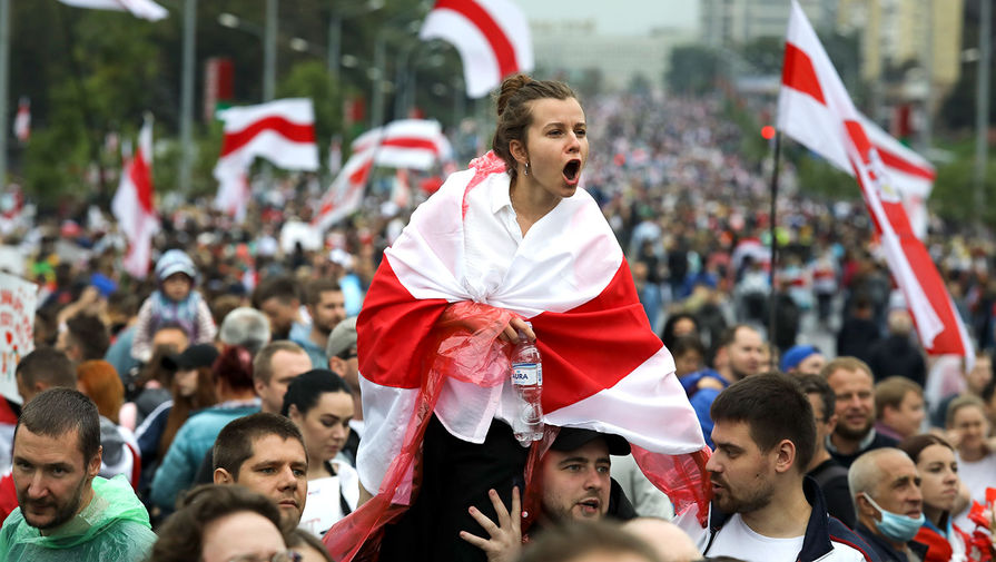 Участники «Марша единства» напротив Дворца независимости в&nbsp;Минске, 6 сентября 2020 года