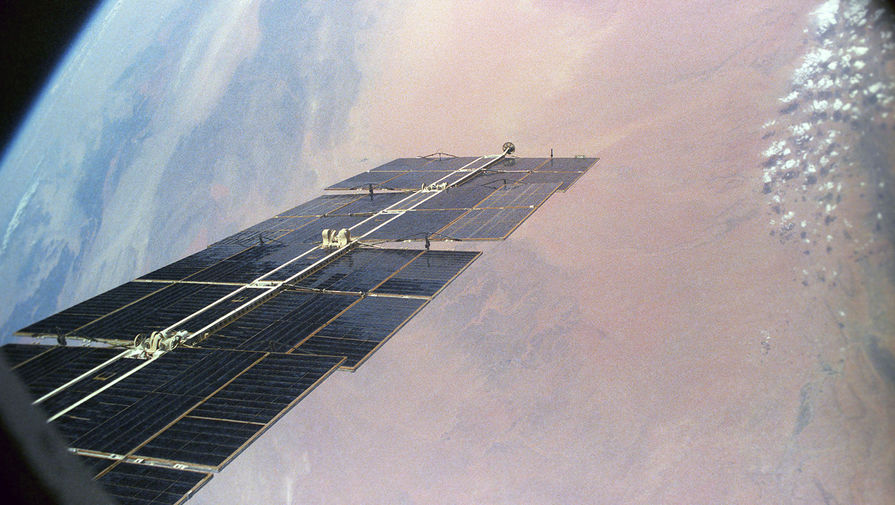 Вид из&nbsp;иллюминатора орбитальной космической станции «Мир», 1986&nbsp;год