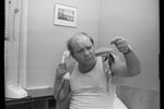 <b>«Тридцать три» (1965, реж. Г. Данелия)</b>
<br><br>
Сценарий картины «Тридцать три» Валентин Ежов, Виктор Конецкий и Георгий Данелия писали для Юрия Никулина. Но оказалось, что Никулин уезжает с цирком на гастроли в Австралию. Тогда Конецкий предложил попробовать Леонова. Но когда Данелия обратился к актеру, тот попросил платить ему по первой категории. Это было сложно, так как оплату по первой категории утверждало Госкино.
<br><br>
«Ему главную роль предлагают в классном сценарии, а он торгуется, как на рынке! Я решил, что без этого жмота Леонова мы обойдемся, и попросил Лику позвонить Папанову. Папанова в Москве не было. И вечером я пошел в театр смотреть на Леонова. Посмотрел и понял – никого, кроме него, я на роль Травкина не возьму. Черт с ним, пусть торгуется. Побегаю, поунижаюсь, выбью я ему первую категорию. А не выбью – из своих постановочных доплачу. Позвонил Леонову домой и начал с того, что стал расхваливать спектакль. Леонов меня перебил: он прочитал сценарий и сниматься у меня согласен. Я честно предупредил, что не уверен, смогу ли пробить первую категорию.
– Ну, снимусь по второй, – сказал Леонов. – Но по первой все-таки лучше». (Георгий Данелия, «Безбилетный пассажир»)
