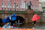 Участники X международного фестиваля сапсерфинга «Фонтанка SUP» в Санкт-Петербурге, 2 августа 2025 года