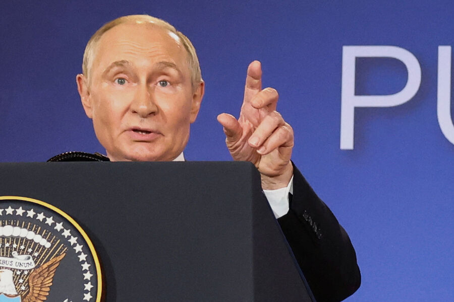 Президент РФ Владимир Путин во время пресс-конференции с&nbsp;президентом США Дональдом Трампом на&nbsp;военной базе Эльмендорф, Аляска, 16&nbsp;августа 2025&nbsp;года