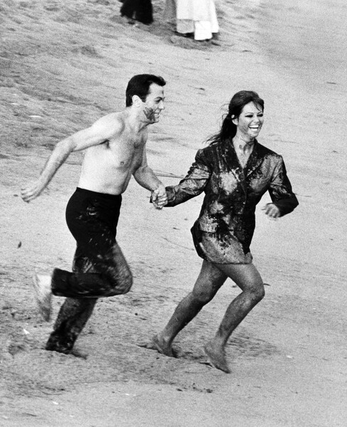 Итальянская актриса Клаудия Кардинале и Тони Кертис во время съемок сцены из&nbsp;фильма «Не гони волну», 28&nbsp;сентября 1966&nbsp;года