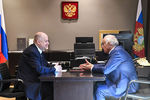 Премьер-министр Республики Абхазия Геннадий Гагулия во время встречи с министром РФ по делам Северного Кавказа Сергеем Чеботаревым, 2018 год