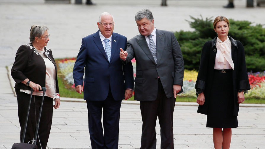 Бывший президент Украины петр Порошенко с женой Мариной (справа) и президент Израиля Реувен Ривлин с женой Нехамой в Киеве, 2016 год