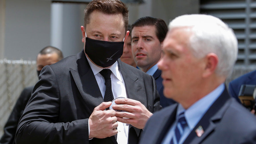 Основатель SpaceX Илон Маск и вице-президент США Майк Пенс перед&nbsp;запуском космического корабля Crew Dragon с&nbsp;мыса Канаверал, штат Флорида, США, 27 мая 2020 года