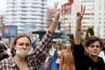 Участницы демонстрации против полицейского насилия на четвертый день протестов в Минске, 12 августа 2020 года