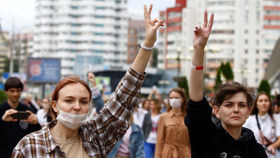 Участницы демонстрации против полицейского насилия на&nbsp;четвертый день протестов в&nbsp;Минске, 12 августа 2020 года