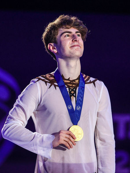 Марк Кондратюк (Россия) во время церемонии награждения на&nbsp;чемпионате Европы по&nbsp;фигурному катанию в&nbsp;Таллине