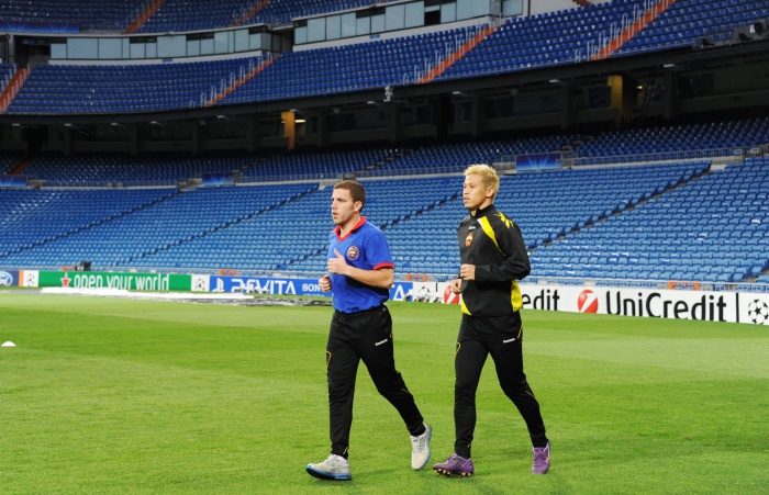 Полузащитник Кейсуке Хонда (справа)