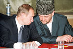 Владимир Путин и председатель Духовного управления мусульман Чечни Ахмет Хаджи Кадыров во время встречи, март 2000 года