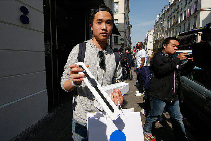 Покупатель с часами Apple Watch в Париже