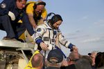 Астронавт основного экипажа 42/43-й экспедиции МКС Антон Шкаплеров (Россия) после эвакуации поисково-спасательной группой экипажа экспедиции МКС из спускаемого аппарата корабля «Союз ТМА-15М» после его приземления в степях Казахстана