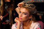 Стелла Максвелл за кулисами Victoria’s Secret Fashion Show 2017