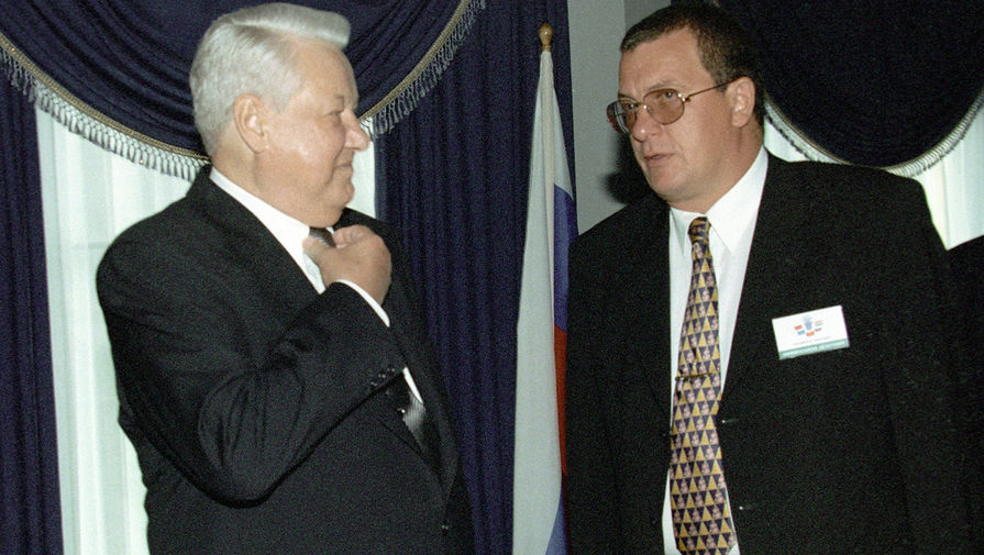 Президент России Борис Ельцин и заместитель главы администрации президента Сергей Приходько во время встречи &laquo;шанхайской пятерки&raquo;&nbsp;- глав пяти государств&nbsp;- Казахстана, Кыргызстана, Китая, Таджикистана и России, 1999&nbsp;год