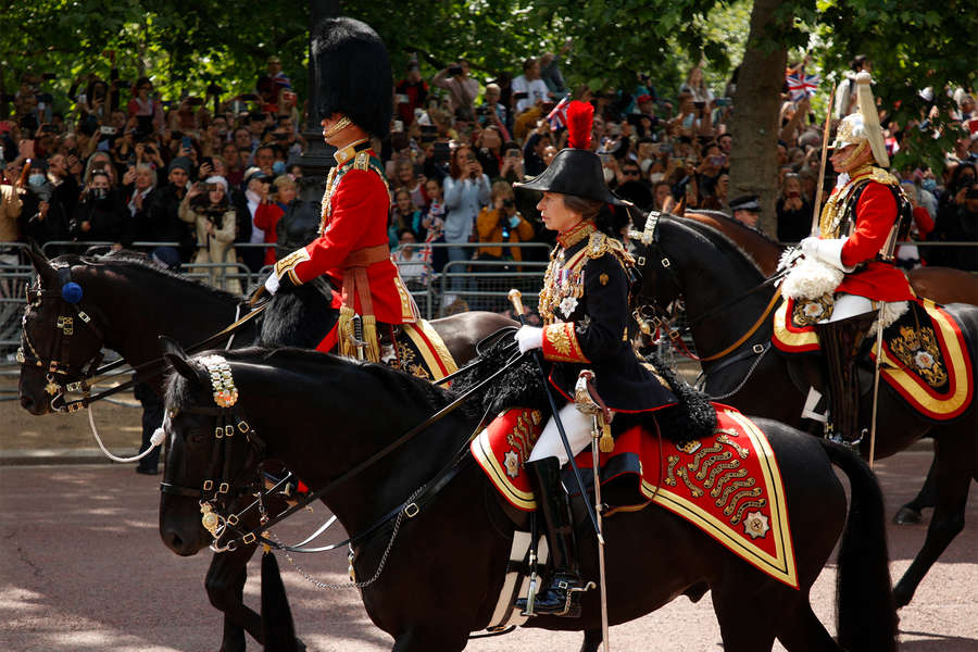 Принц Уильям (слева) и принцесса Анна во время парада Trooping the Colour в&nbsp;Лондоне, 2&nbsp;июня 2022&nbsp;года