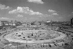 Строительство открытого плавательного бассейна «Москва» на месте взорванного Храма Христа Спасителя в Москве, СССР, 18 апреля 1959 года 
