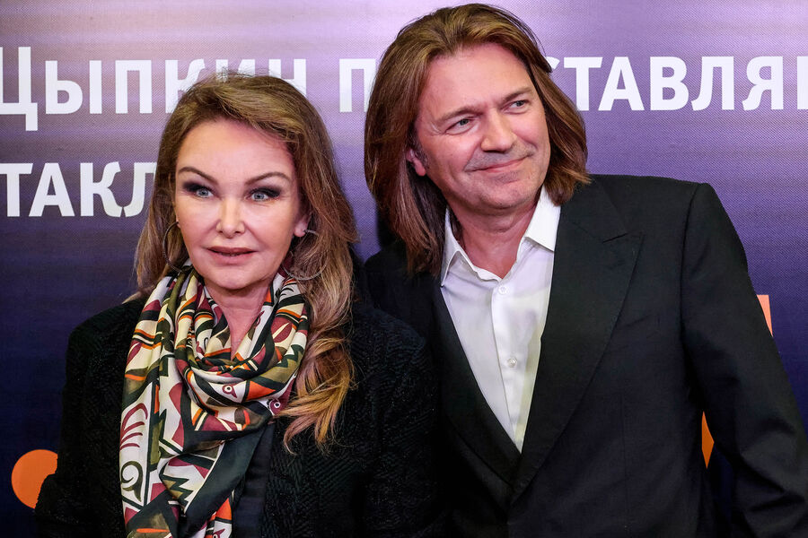 <b>Елена и Дмитрий Маликовы (33 года вместе)</b>
<br><br>
В&nbsp;1992 году Дмитрий Маликов увидел фото дизайнера Елены Изаксон в&nbsp;фотоальбоме друга. Елена на&nbsp;тот момент была в&nbsp;браке и воспитывала дочь, но певец настоял на&nbsp;знакомстве: пригласил девушку на&nbsp;свой концерт и вскоре добился ее расположения. Семь лет влюбленные жили в&nbsp;гражданском браке, а в&nbsp;2000 году, после рождения дочери Стефании, узаконили свои отношения. В&nbsp;2018-м супруги вновь стали молодыми родителями: с&nbsp;помощью суррогатной матери на&nbsp;свет появился сын Марк. Сегодня Маликовы &mdash; одна из&nbsp;самых стабильных и гармоничных пар российского шоу-бизнеса.