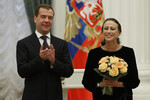 Президент РФ Дмитрий Медведев и балерина Майя Плисецкая, награжденная орденом «За заслуги перед Отечеством» IV степени, на церемонии вручения государственных наград в Кремле, 31 октября 2011 года