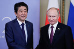 Премьер-министр Японии Синдзо Абэ и президент РФ Владимир Путин (слева направо) во время встречи в рамках 13-го саммита лидеров стран «Группы двадцати», 1 декабря 2018 года