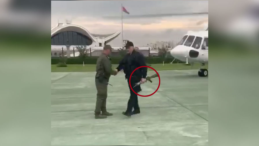 Александр Лукашенко в бронежилете и с автоматом в руках идет по территории своей резиденции, 23 августа 2020 года