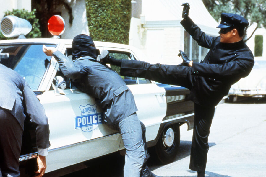 <b>«Зеленый шершень» (сериал, 1966 &mdash; 1867)</b>
<br><br>
В&nbsp;1964 году Брюс Ли продемонстрировал свой однодюймовый удар на&nbsp;Международном чемпионате по&nbsp;карате в&nbsp;Лонг-Бич в&nbsp;Калифорнии. Там же он раскритиковал традиционные каратэ и кунг-фу и призвал модернизировать боевые искусства. К&nbsp;тому моменту боец уже бросил университет, где изучал психологию философию и драму, переехал в&nbsp;Окленд в&nbsp;Калифорнии и вместе с&nbsp;мастером китайских единоборств Джеймсом Ли основал школу.
<br><br>
На&nbsp;чемпионате на&nbsp;Брюса Ли обратил внимание телепродюсер Уильям Дозье. Он пригласил его сниматься в&nbsp;телесериале о&nbsp;медиамагнате Бритте Риде, который в&nbsp;свободное от работы время борется с&nbsp;преступностью под&nbsp;маской «Зеленого шершня». Помогает ему в&nbsp;этом мастер боевых искусств по&nbsp;имени Като &mdash; его и сыграл Брюс Ли. Позже он появился в&nbsp;той же роли в&nbsp;сериале Дозье «Бэтмен».
