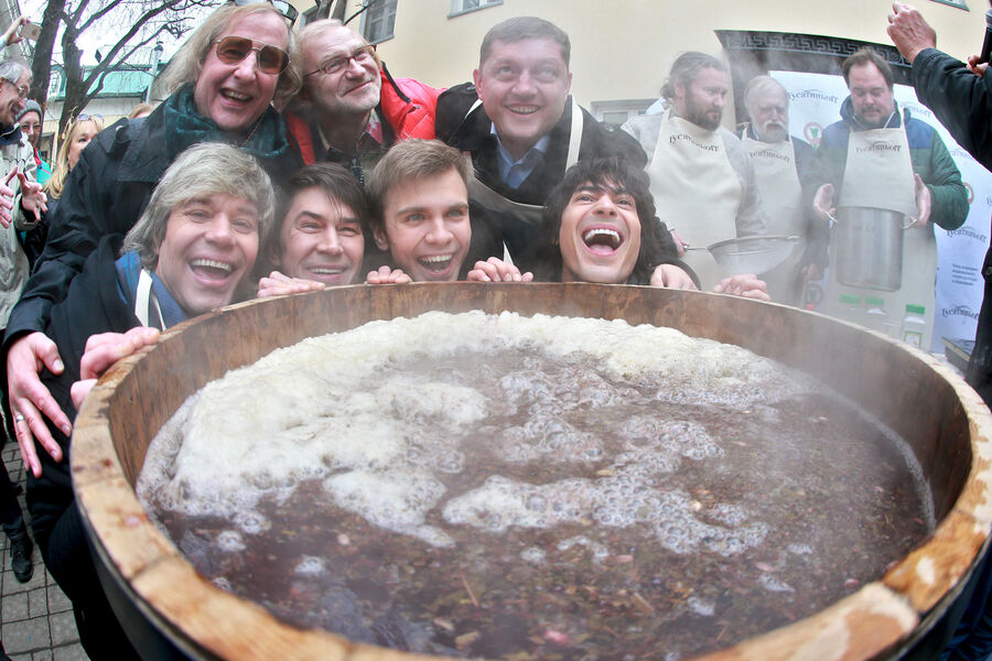 Солисты группы &laquo;На-На&raquo; Слава Жеребкин, Владимир Политов, Михаил Игонин и Леня Семидьянов (слева направо в&nbsp;первом ряду) и режиссер Андрей Житинкин (слева во втором ряду) на&nbsp;акции &laquo;Широкая Масленица &mdash; в&nbsp;Книге рекордов Гиннеса!&raquo;, Москва, 13&nbsp;марта 2016&nbsp;года