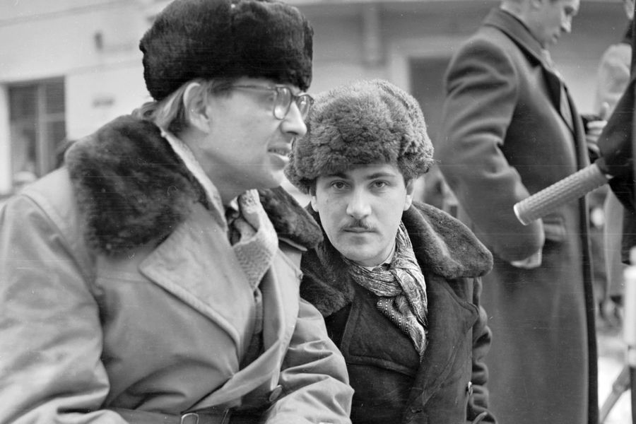 Чухрай был одним из&nbsp;инициаторов основания и художественным руководителем Экспериментального творческого объединения киностудии &laquo;Мосфильм&raquo;. Он создал уникальную экономическую систему, благодаря которой студия приносила высокий доход, режиссеры получали зарплату в&nbsp;зависимости от успеха фильма в&nbsp;прокате, картины снимались быстрее, а сотрудников требовалось меньше. При&nbsp;этом художественное качество фильмов не страдало, скорее &ndash; наоборот.
<br><br>За десятилетие существования на&nbsp;Экспериментальной студии было снято 38&nbsp;картин, среди которых &laquo;Белое солнце пустыни&raquo; Мотыля, &laquo;Раба любви&raquo; Михалкова, &laquo;Табор уходит в&nbsp;небо&raquo; Лотяну, &laquo;Иван Васильевич меняет профессию&raquo; Гайдая, &laquo;Не горюй&raquo; Данелии, &laquo;Земля Санникова&raquo; Мкртчана и Попова.
<br><br>На фото: момент съемкок картины &laquo;Чистое небо&raquo;