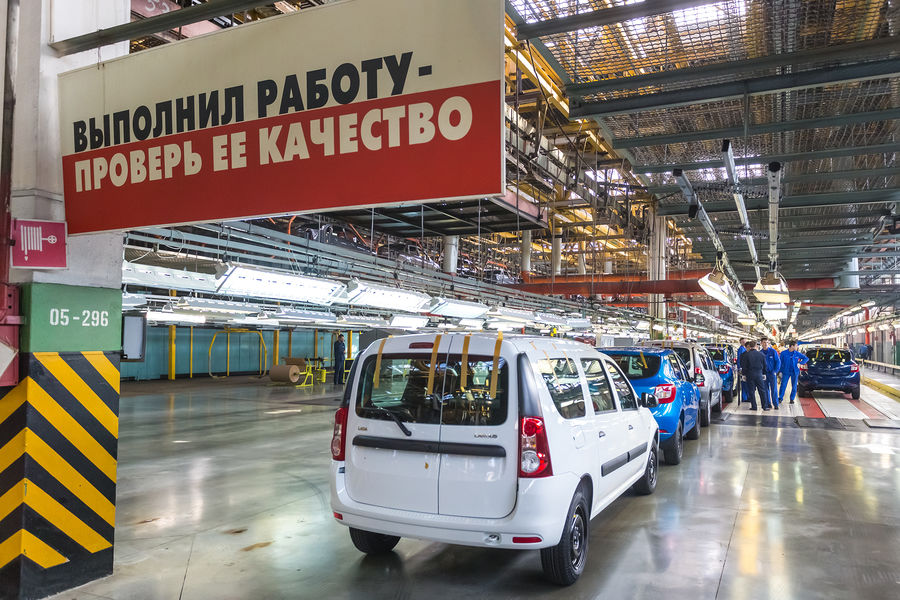 В&nbsp;одном из&nbsp;цехов завода &laquo;АвтоВАЗ&raquo; в&nbsp;Тольятти, 2015&nbsp;год